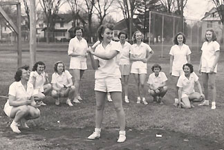 BaseballWomen1.jpg (26470 bytes)